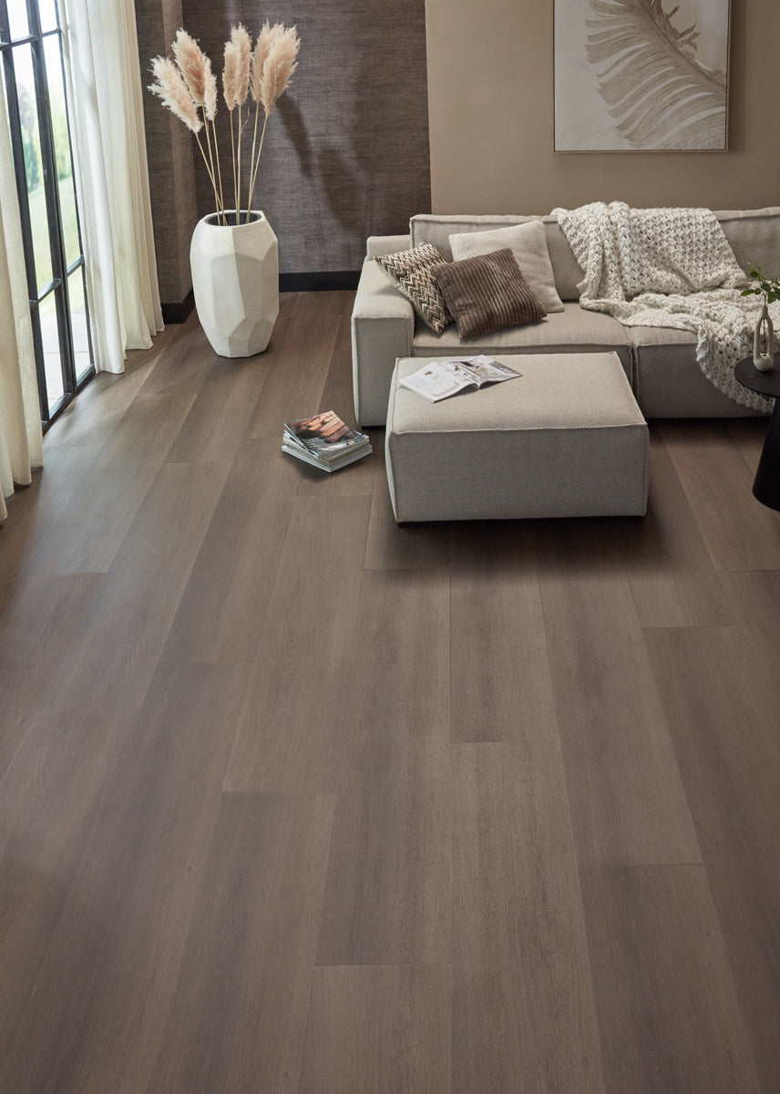 Donkere eiken PVC vloer in een woonkamer